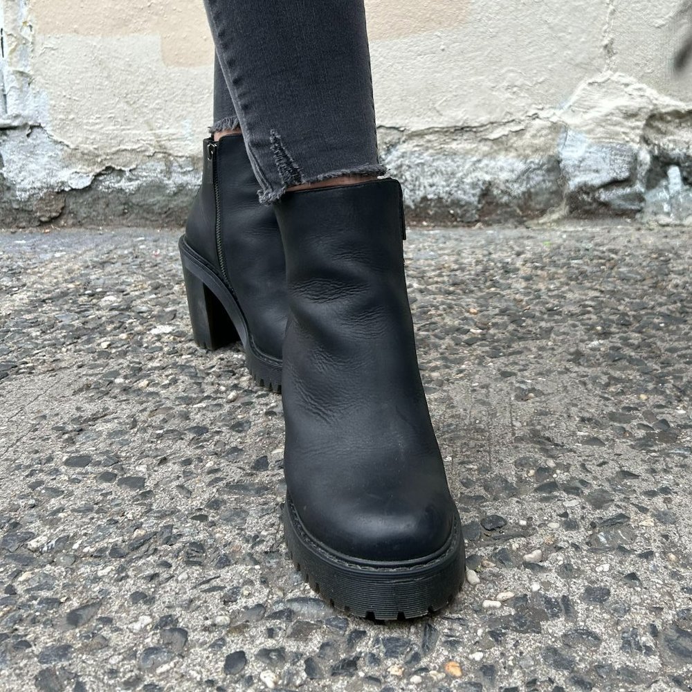 Womens Size: 9 Dr. Martens Magdalena Women's Leather Heeled Chelsea Boots Black